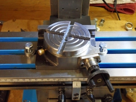 A small rotary table on the milling machine table. A small rotary table on the milling machine table.