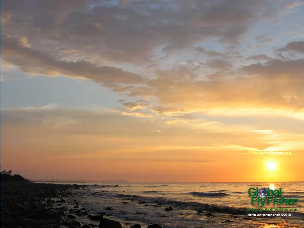 Computer screen wallpaper: Sun setting over the ocean